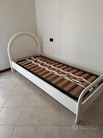 Letto bianco in legno