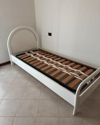 Letto bianco in legno