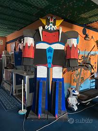 Scultura in carta pesta raffigurante Goldrake alte