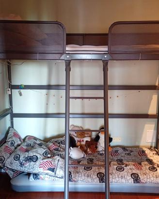 Letto Ikea sopra elevato
