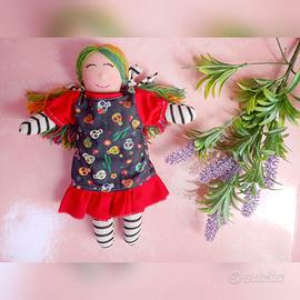 Simpatica bambola di stoffa fatta a mano 25 cm