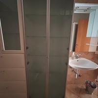 Mobile moderno con vetri satinati