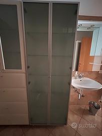 Mobile moderno con vetri satinati