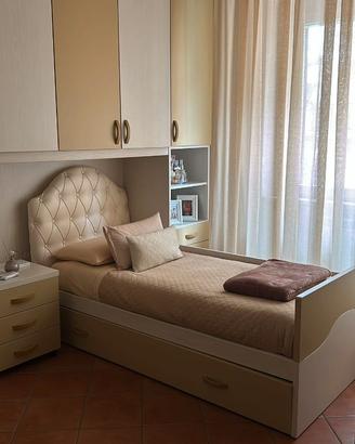 Letto singolo con testata in pelle