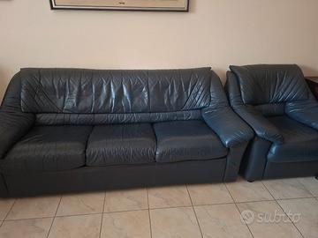 divano letto  e due poltroncine 
