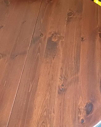 Tavolo in legno massello.