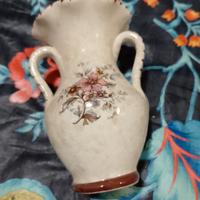 Vaso con manici in ceramica.