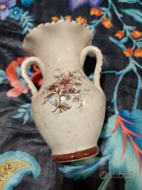 Vaso con manici in ceramica.