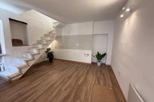 AL929 - Moderno cielo terra con terrazzo