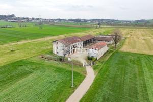 Casale ristrutturato con 12 ettari di terreno