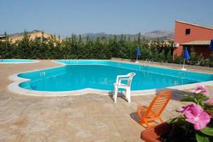 Villa Siragusa nel verde con piscina condominiale