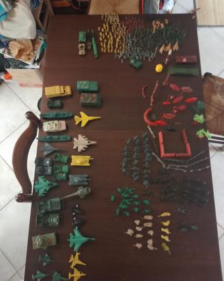 Esercito di soldatini grandi e piccoli