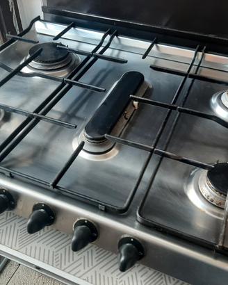 piano cottura a gas 5 fuochi Ariston 
