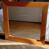Specchio con cornice in legno
