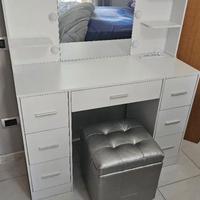 postazione trucco con specchio e luci LED