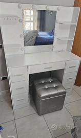 postazione trucco con specchio e luci LED