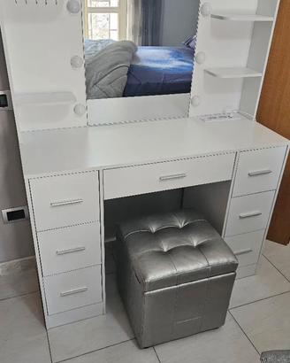 postazione trucco con specchio e luci LED