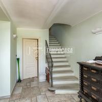 VILLA con GIARDINO PRIVATO, BOX AUTO e PORTICATO