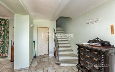 VILLA con GIARDINO PRIVATO, BOX AUTO e PORTICATO