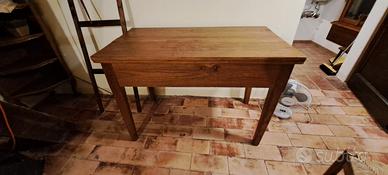 tavola antica in legno con madia