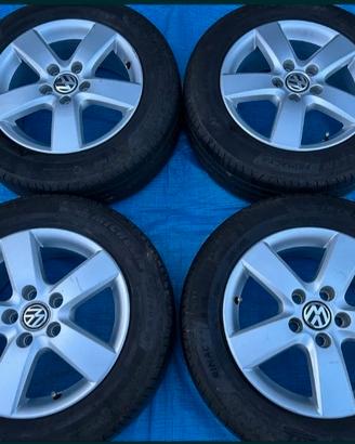 Cerchi con gomme buone da 16 pollici usati VW 