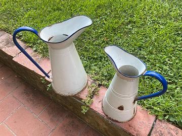 Coppia di vecchie brocche in metallo smaltato blu