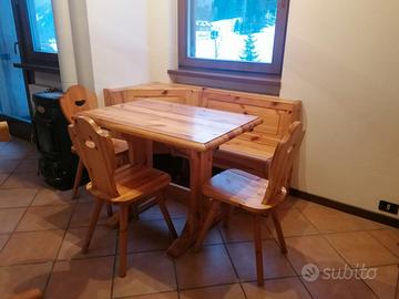 Tavolo in abete con 3 sedie e panca ad angolo