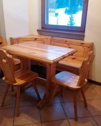 Tavolo in abete con 3 sedie e panca ad angolo