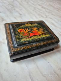 Scatola russa in lacca di Palekh "Troika"  Firmata