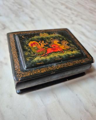 Scatola russa in lacca di Palekh "Troika"  Firmata