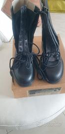 Anfibi di colore nero con cerniera centrale