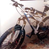 Bicicletta  Mondraker Biammortizzata. 