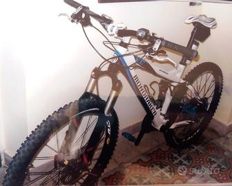 Bicicletta  Mondraker Biammortizzata. 