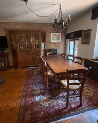 Mobilio, taverna, tavolo con 8 sedie e credenza