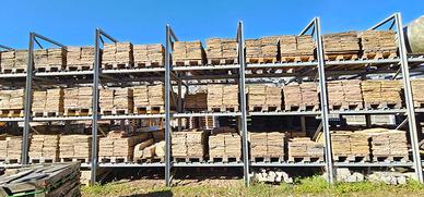 Mattoni in cotto, gradini in pietra, portali