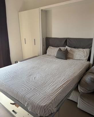 Parete attrezzata con divano piu letto estraibile
