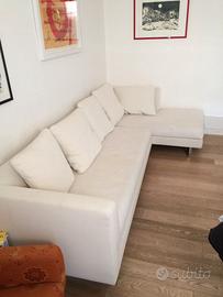 divano bianco con chaise longue e cuscini