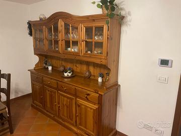 Credenza rustica in pino con alzata a vetrina