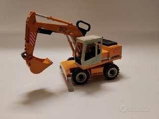 Escavatore gommato Bruder