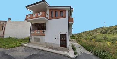 Intero stabile con 2 alloggi e magazzino