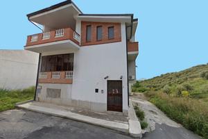 Intero stabile con 2 alloggi e magazzino