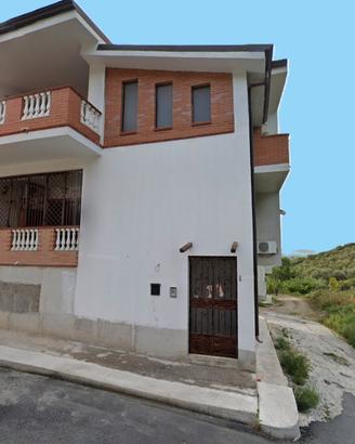 Intero stabile con 2 alloggi e magazzino