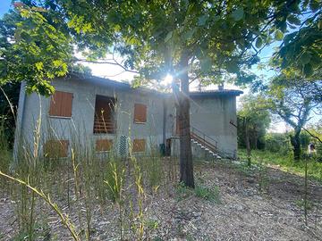 Villetta + 1.860 m² edificabili Rivergaro