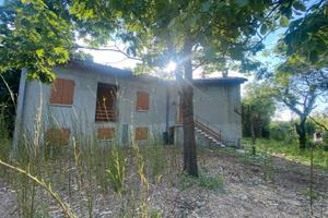 Villetta + 1.860 m² edificabili Rivergaro