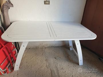 Tavolo allungabile e sedie 