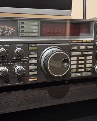Icom IC-761 con Speaker SP-20 Icom