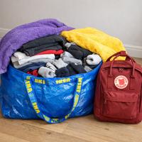 Borsone pieno di vestiti asciugamani zaino GRATIS