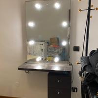 Specchio da trucco con luci e mensola a parete
