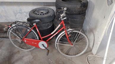 bicicletta vintage con cestino e portapacchi 