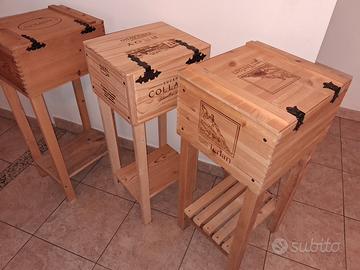 tavolini con cassette di vino